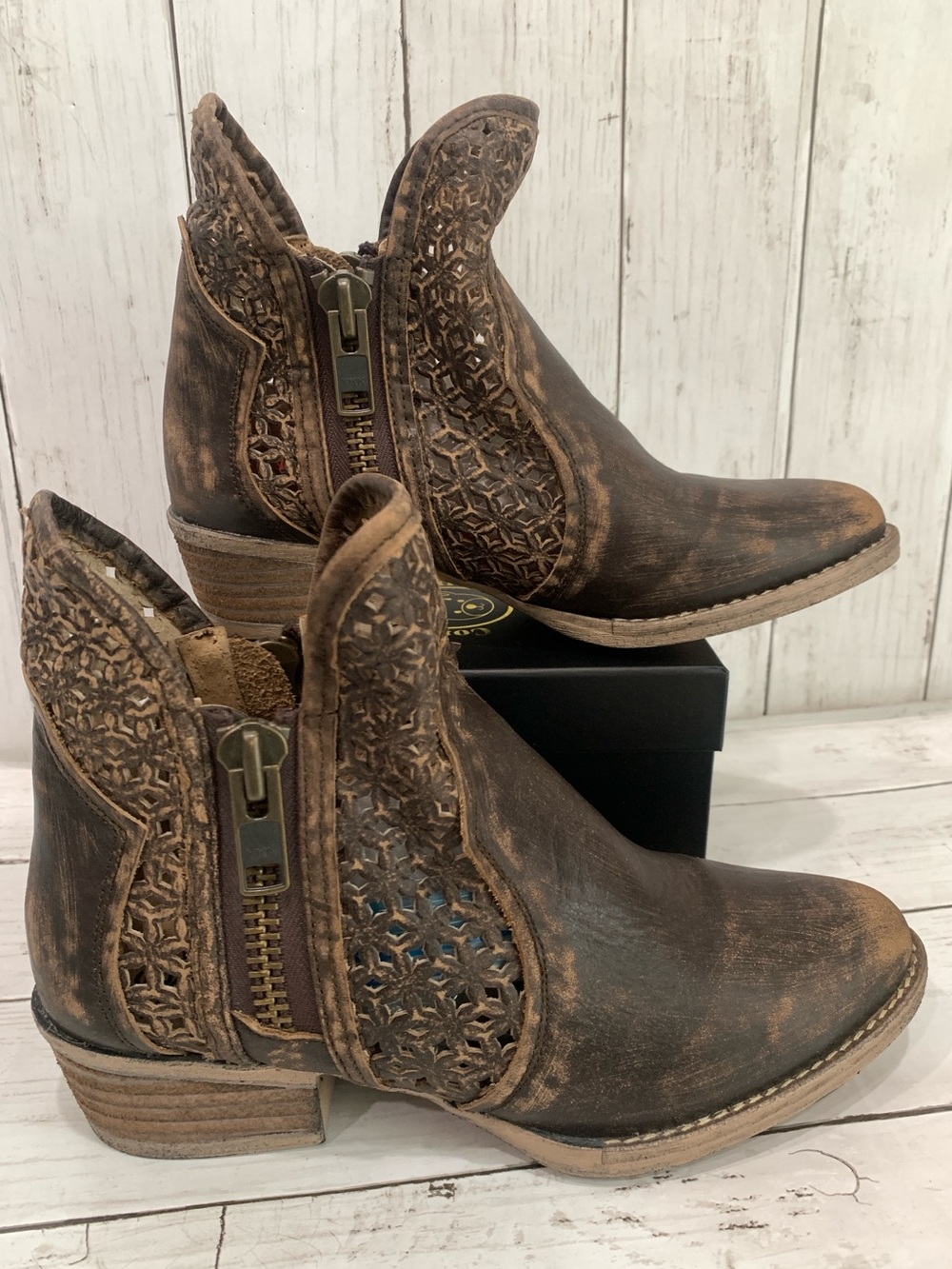 Circle G by Corral Women's Western Distressed Leather Bootie Cutout 8 1/2 Q5019